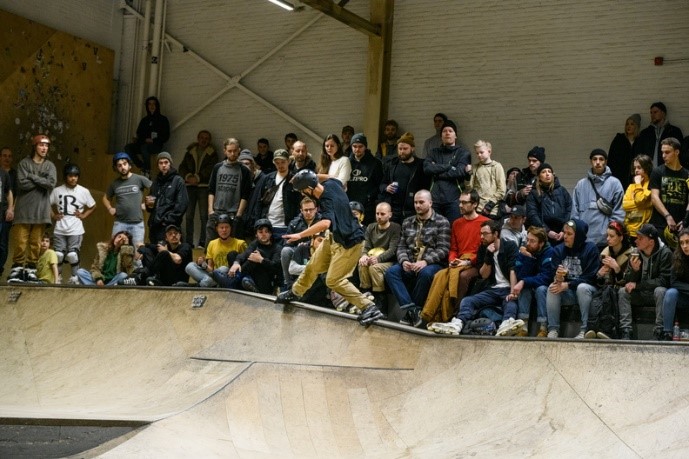Aggressive inline skating in a bowl with a lot of spectators